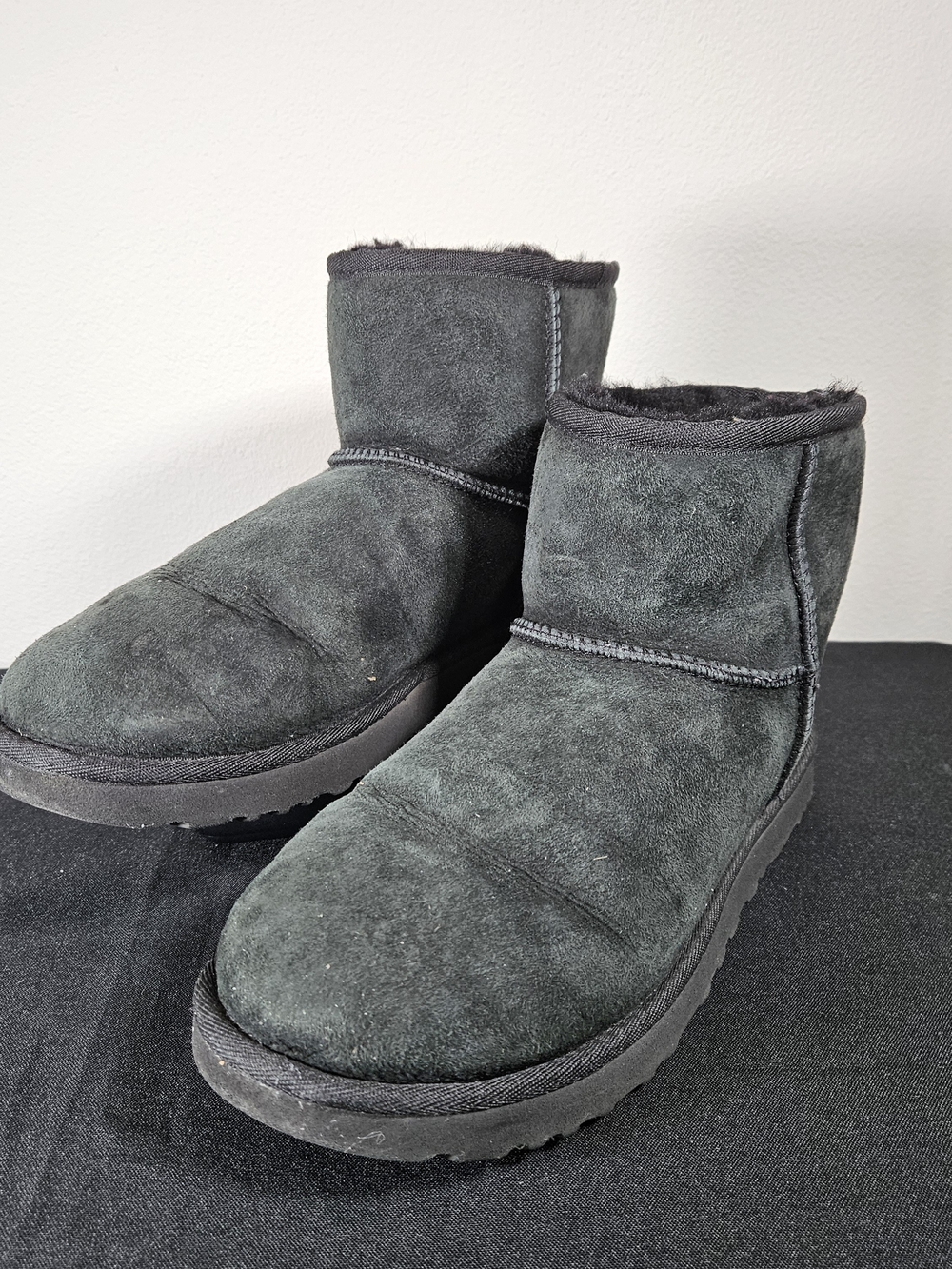 UGG Classic Mini II Black Suede Sheepskin Fur Boots 1016222 Women's Size 8